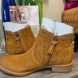 NIB Sofft Barina Leather Boot “Honey “